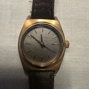 Beautiful Nixon Time Teller, The Small Time-Teller Nixon Minimized NEEDS BATTERY